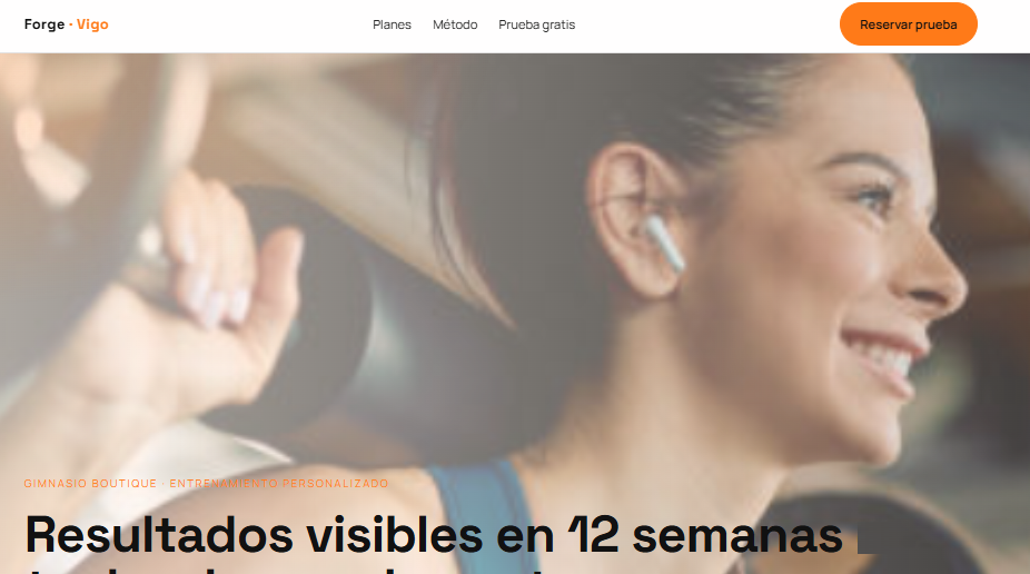Portada de Forge Vigo con entrenamiento en gimnasio: diseño web para centro de fitness